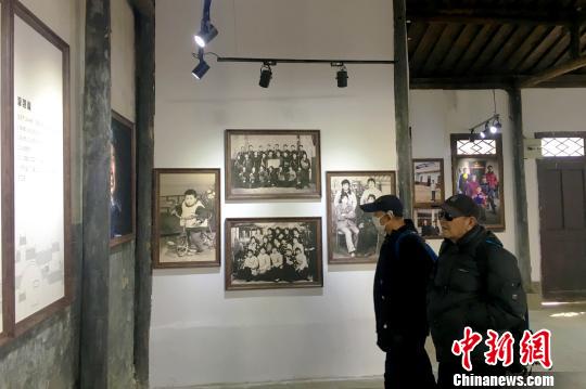 2月4日，“中國？三河攝影小鎮”揭牌儀式暨“一莊，一城，蝶變40年”主題攝影展在安徽省肥西縣三河古鎮舉行。 張強 攝