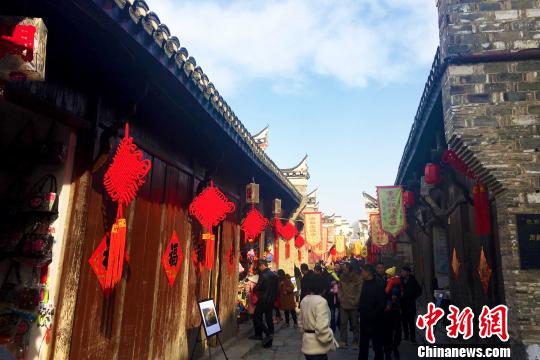 2月4日，“中國？三河攝影小鎮”揭牌儀式暨“一莊，一城，蝶變40年”主題攝影展在安徽省肥西縣三河古鎮舉行。 張強 攝
