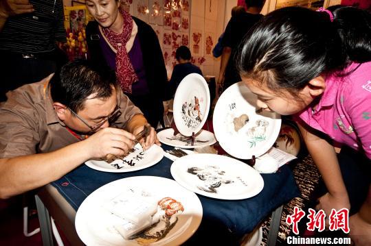 圖為往屆中國民間工藝品博覽會場景。(資料圖) 閆文 攝
