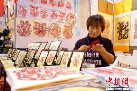 工藝名匠現場展現才藝，傳授技能。　任夢雪　攝